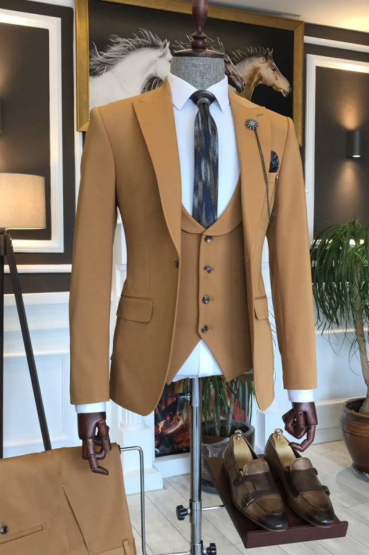 Gordon Chic Caramel Peaked Lapel Three Pieces Prom Suits