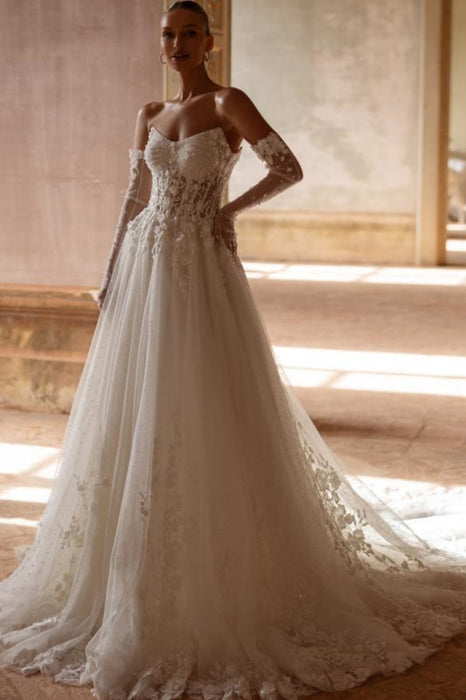 Chic Strapless Appliques Lace A-Line Tulle Lace Wedding Dress