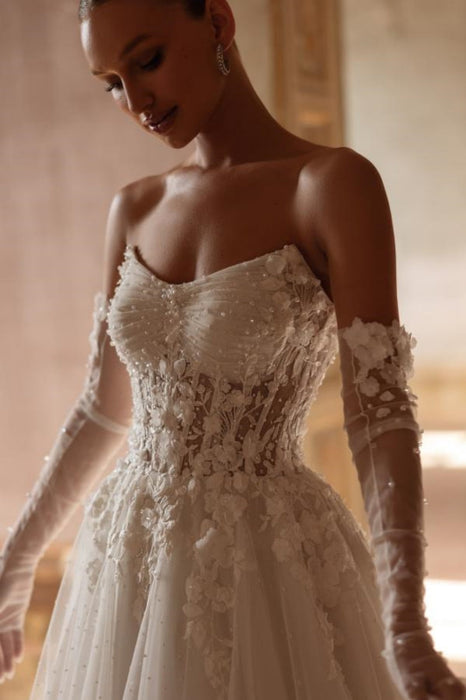 Chic Strapless Appliques Lace A-Line Tulle Lace Wedding Dress