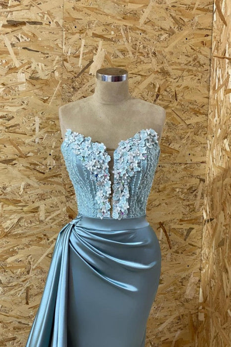 Glamorous Mermaid Evening Gown with Intricate Appliques and Daring Split